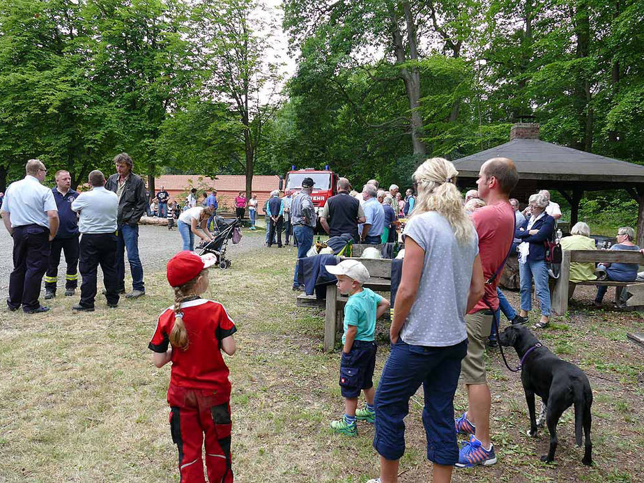 Entzünden des Johannifeuers (Foto: Karl-Franz Thiede)